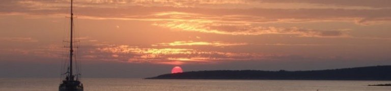 Coucher de soleil près d'une île croisière en Grèce (Vidas)